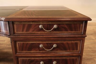 Right-hand Closed Drawers