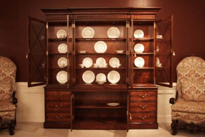 Luxurious Mahogany China Cabinet with Flame Mahogany Interior