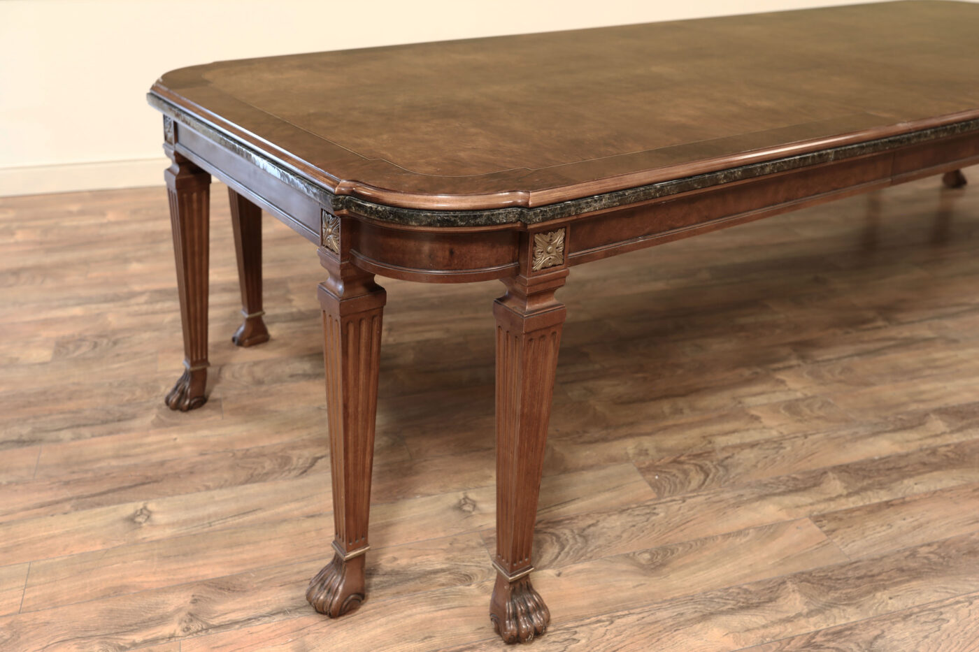 Vintage American Made Regency-Style dining table with 2 leaves - Image 11