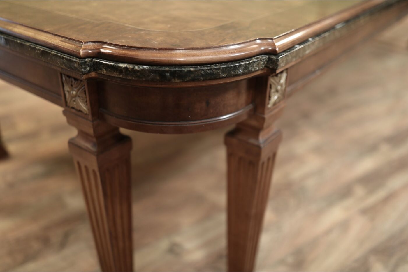 Vintage American Made Regency-Style dining table with 2 leaves - Image 17