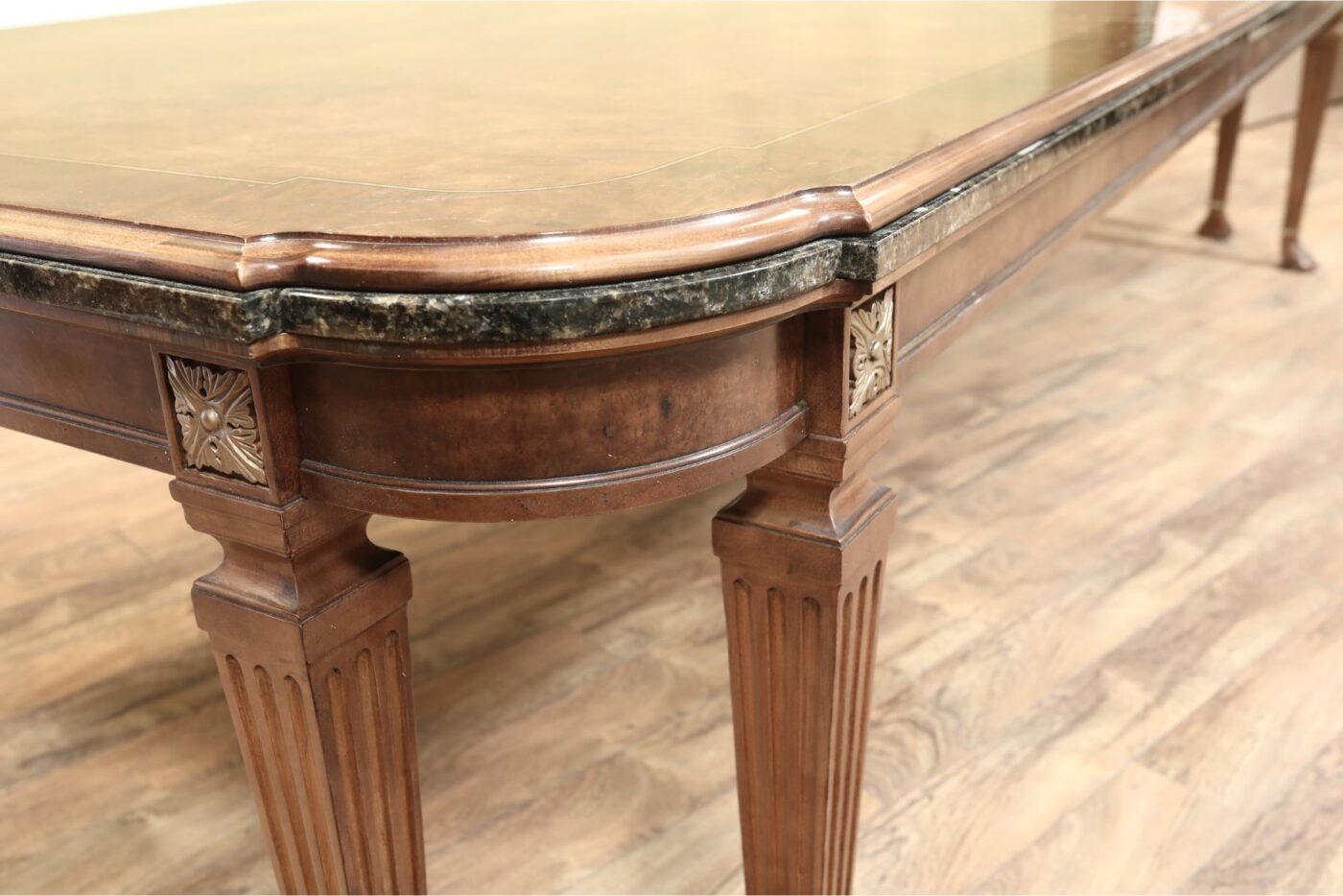 Vintage American Made Regency-Style dining table with 2 leaves - Image 18