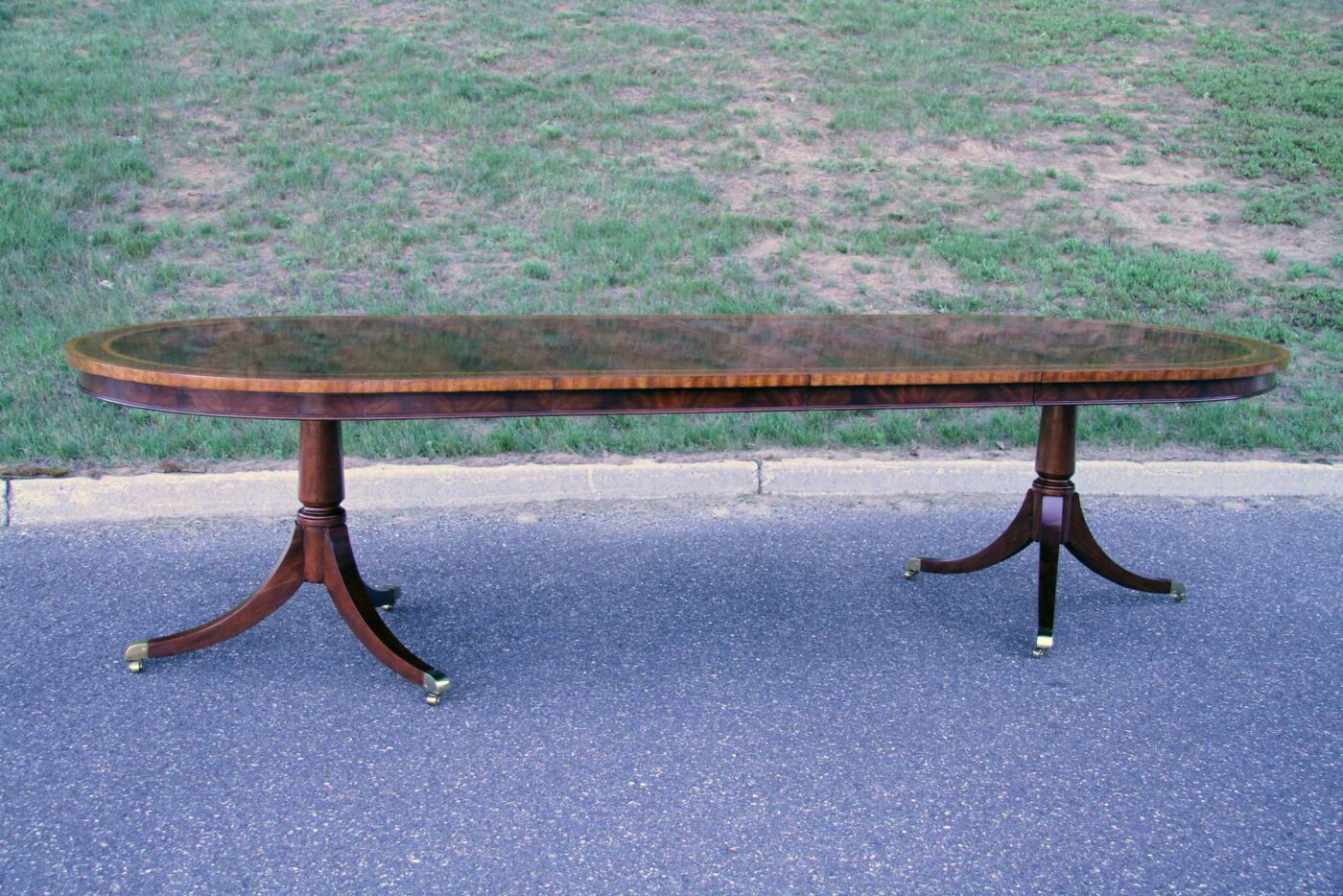 Oval double pedestal inlaid mahogany dining table - Image 15